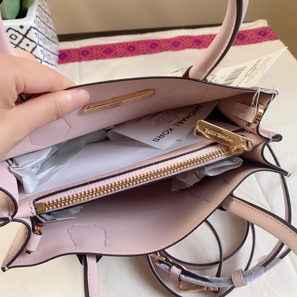 Michael Kors Mercer Medium Logo Crossbody in vanilla/pink - Picture 4 of 7